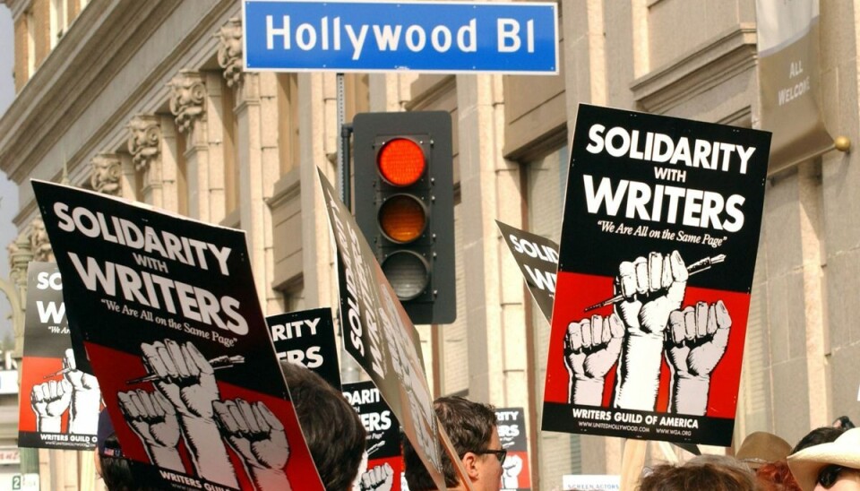 I 2007 og 2008 strejkede manuskriptforfattere i Hollywood i 100 dage. Det betød, at tv-stationerne udkom med flere realityshows og genudsendelser. (Arkivfoto). I 2007 og 2008 strejkede manuskriptforfattere i Hollywood i 100 dage. Det betød, at tv-stationerne udkom med flere realityshows og genudsendelser. (Arkivfoto).