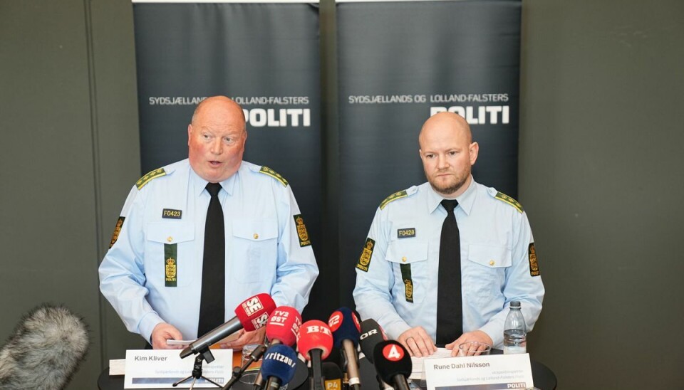 Politiinspektør Kim Kliver og vicepolitiinspektør Rune Nilsson oplyste på onsdagens pressemøde, at den 32-årige er blevet sigtet for bortførsel, voldtægt og drab på Emilie Meng. Politiinspektør Kim Kliver og vicepolitiinspektør Rune Nilsson oplyste på onsdagens pressemøde, at den 32-årige er blevet sigtet for bortførsel, voldtægt og drab på Emilie Meng.