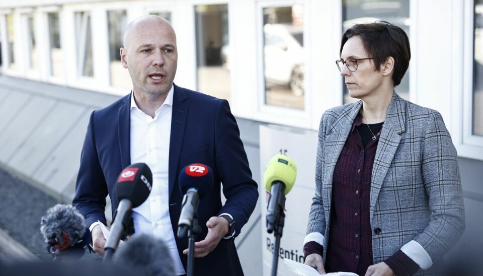 Regionsrådsformand Anders Kühnau (S) og regionsdirektør Pernille Blach Hansen oplyste på pressemøde tirsdag, at to hospitalsdirektører blev fyret efter kræftsag. Regionsrådsformand Anders Kühnau (S) og regionsdirektør Pernille Blach Hansen oplyste på pressemøde tirsdag, at to hospitalsdirektører blev fyret efter kræftsag.