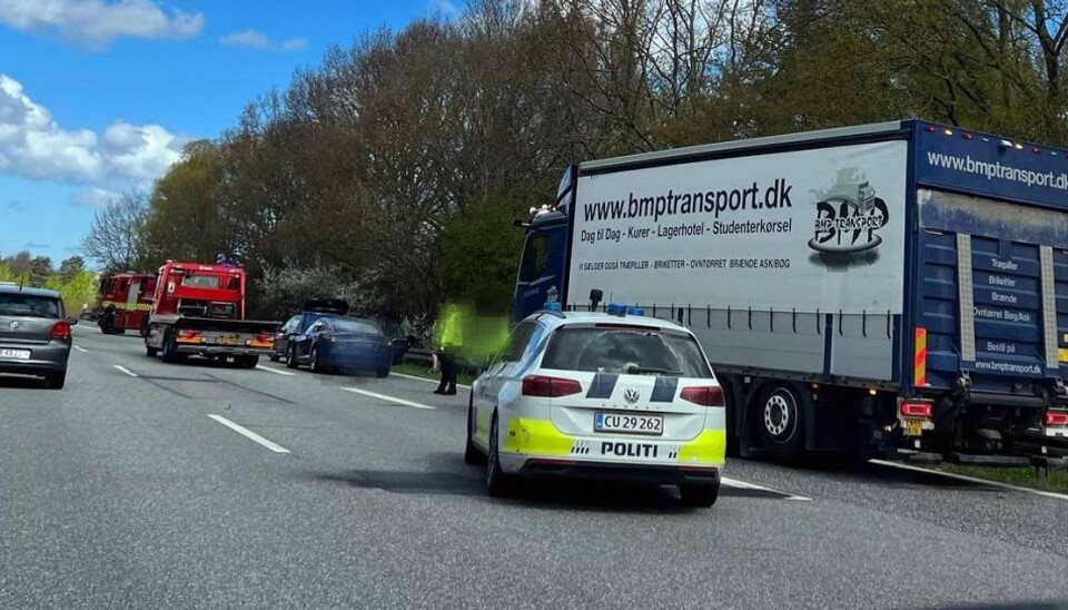 Kun ét spor er farbart på motorvejen. Kun ét spor er farbart på motorvejen.