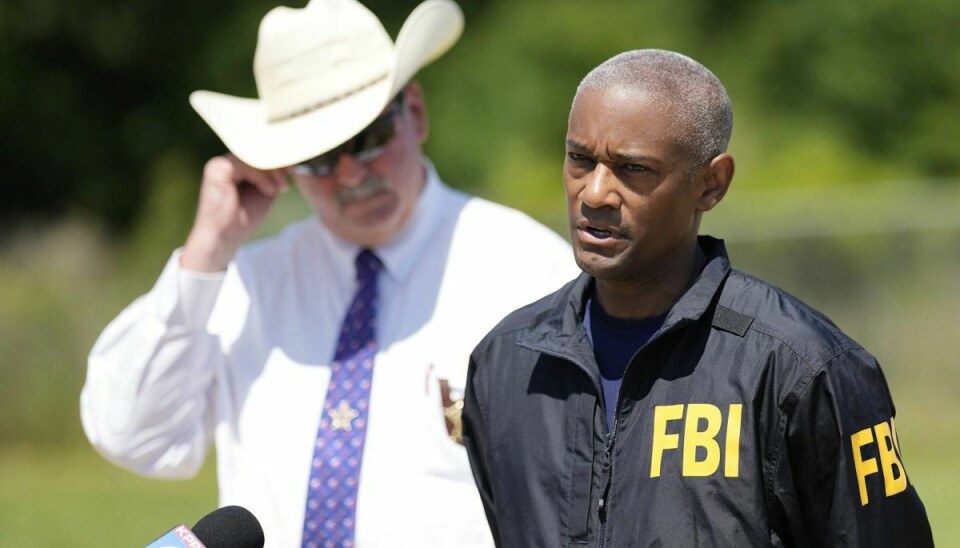 James Smith, der leder eftersøgningen af en 38-årig mand for FBI, talte søndag ved et pressemøde i Cleveland i Texas.
