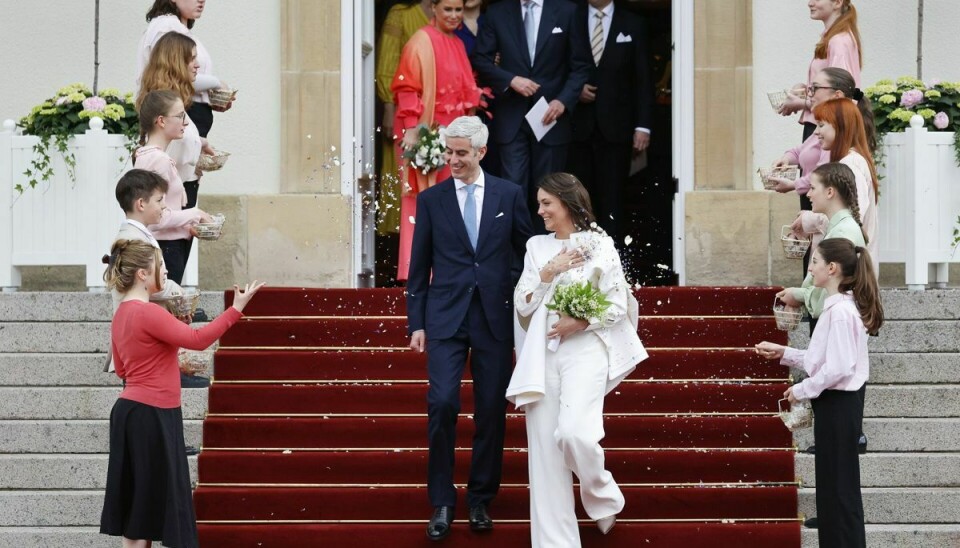 Prinsesse Alexandra og Nicolas Bagory forlader rådhuset efter vielsen. I baggrunden kan man skimte storhertug Henri og storhertuginde Maria Teresa.
