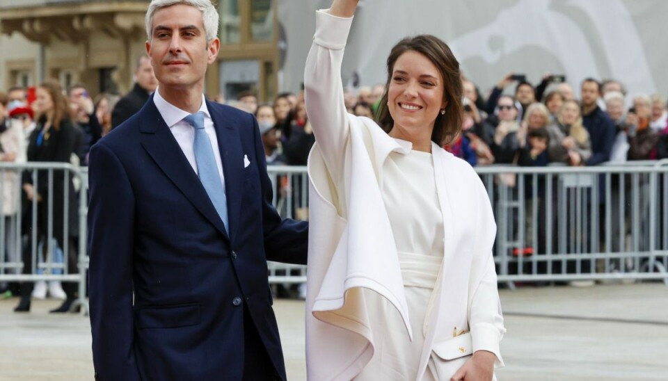 Det nygifte par hilser på det Luxembourgske folk foran rådhuset inden den officielle bryllupsreception på paladset. Det nygifte par hilser på det Luxembourgske folk foran rådhuset inden den officielle bryllupsreception på paladset.