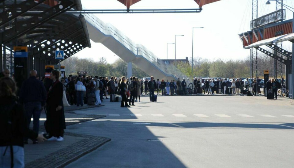 Køen var fredag voldsomt stor på Slagelse Station, hvor flere blev sendt af sted med busser.