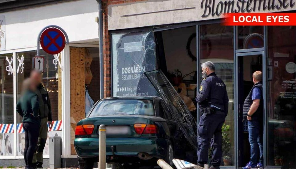 En 86-årig bilist er braget direkte ind i Blomsterbutikken i Børkop.