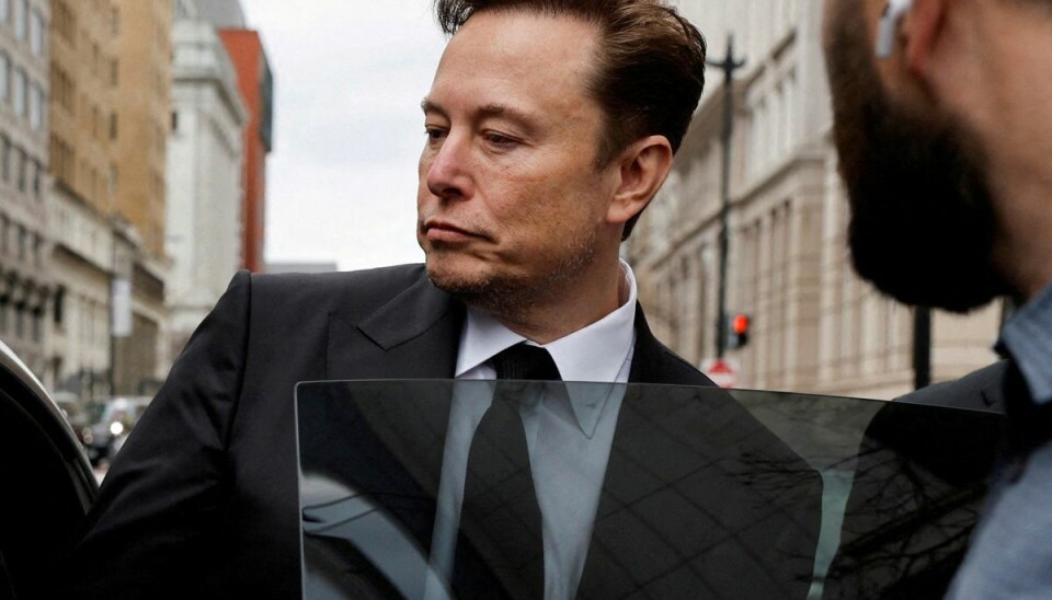 Tesla aktien er i frit fald med et ti procents dyk. Tesla aktien er i frit fald med et ti procents dyk.