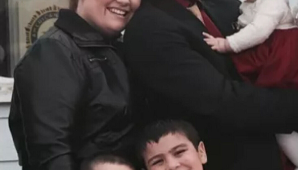 Her ses den 32-årige mor sammen med sine tre børn. Her ses den 32-årige mor sammen med sine tre børn.