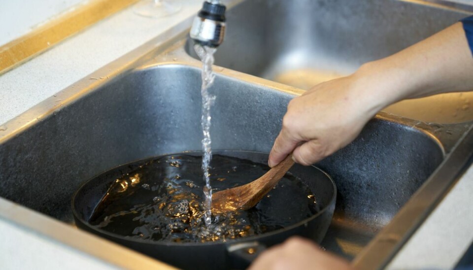 Er din pande af teflon eller støbejern skal du være varsom med rengøringsmidlerne. Er din pande af teflon eller støbejern skal du være varsom med rengøringsmidlerne.