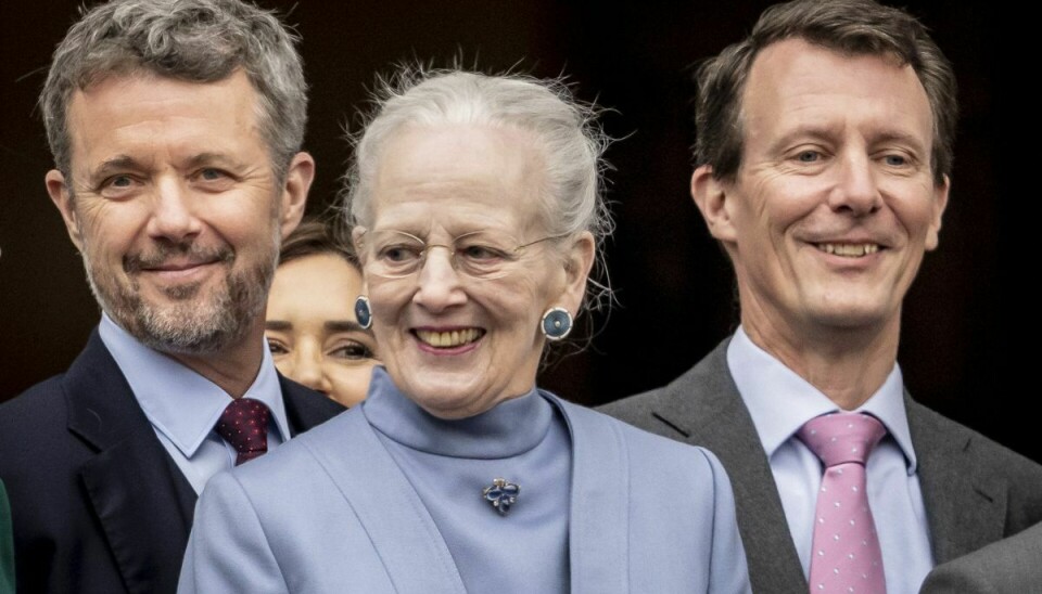 Dronning Margrethe flankeret af sine to sønner på sin 83 års fødselsdag.