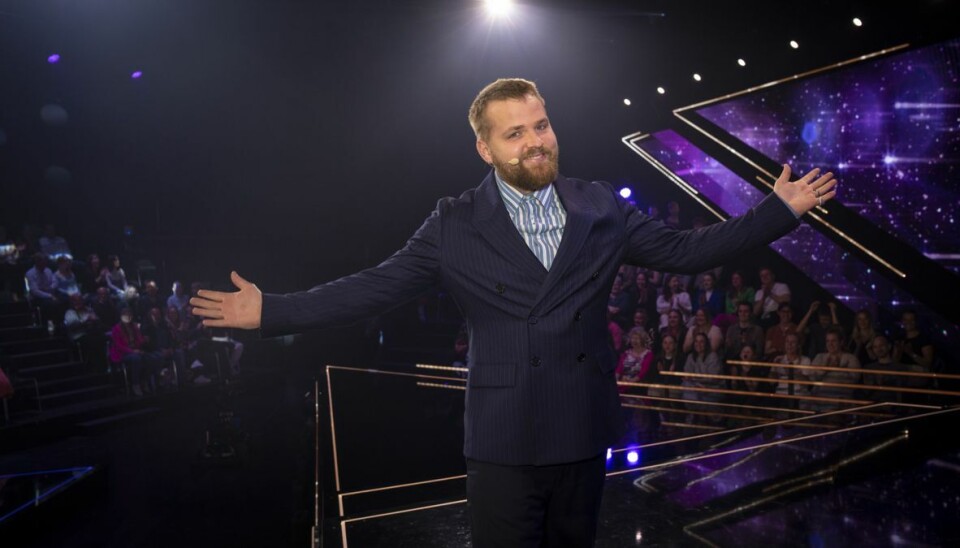 Joakim Ingversen lægger ikke skjul på, at han sparrer med hustruen Sofie Linde. Først når hun har godkendt, er alt godt i hans verden. Joakim Ingversen lægger ikke skjul på, at han sparrer med hustruen Sofie Linde. Først når hun har godkendt, er alt godt i hans verden.