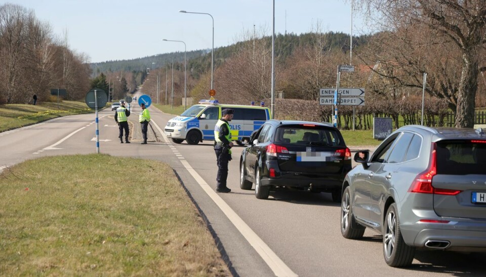 Svensk politis afspærring nord for Allingsås, hvor en bevæbnet mand blev jagtet i skoven. Svensk politis afspærring nord for Allingsås, hvor en bevæbnet mand blev jagtet i skoven.