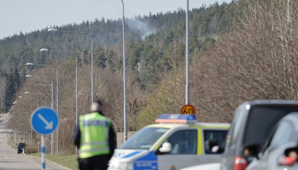 Den bevæbnede mand skulle have affyret flere skud, og der var røg fra brande flere steder i området. Den bevæbnede mand skulle have affyret flere skud, og der var røg fra brande flere steder i området.