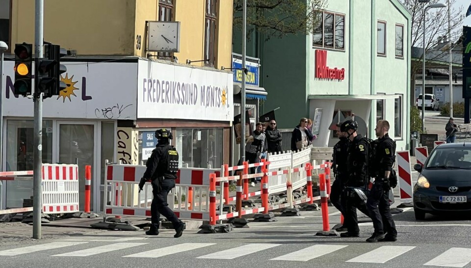 Der er tungt bevæbnet politi i Frederrikssunds gader.