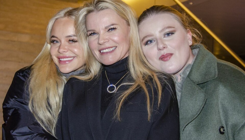 Katerina Pitzner (i midten) får hjælp af sine to yngste børn, Hector og Ophelia (th.). Katerina Pitzner (i midten) får hjælp af sine to yngste børn, Hector og Ophelia (th.).