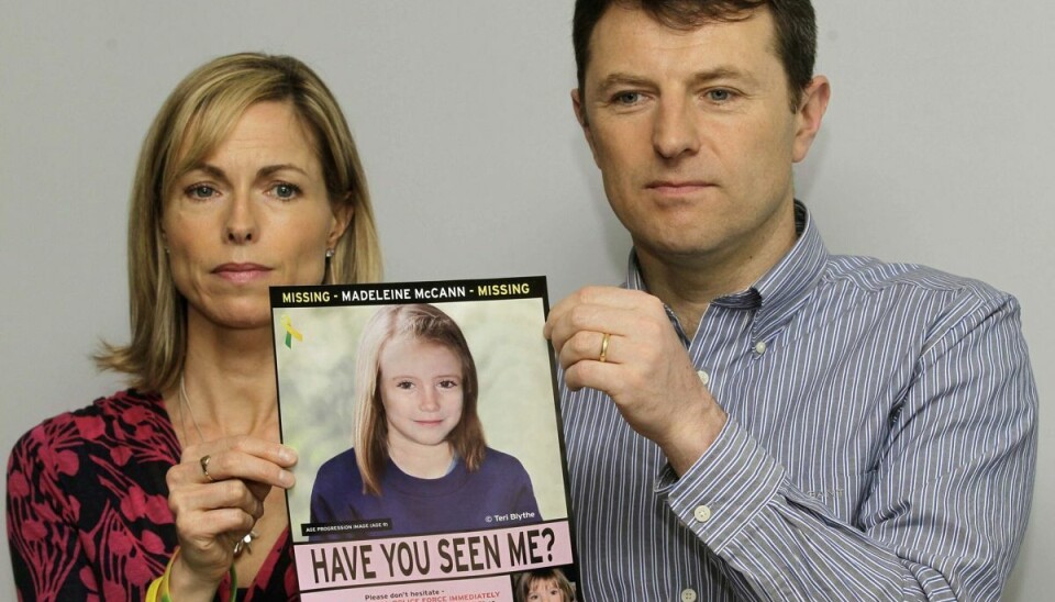 Madeleine McCanns forældre, Kate og Gerry McCann, har løbende efterlyst deres datter. Her står de med et computeranimeret foto af deres datter i 2012. (Arkivfoto). Madeleine McCanns forældre, Kate og Gerry McCann, har løbende efterlyst deres datter. Her står de med et computeranimeret foto af deres datter i 2012. (Arkivfoto).