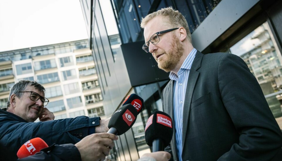 Næstformand i fagbevægelsens hovedorganisation Morten Skov Christiansen taler med pressen efter hastemøde i FH's forretningsudvalg i København fredag den 28. april 2023.