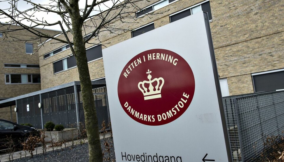 En dommer og to domsmænd ved Retten i Herning behandler sagen om kvinden, der anklages for flere seksuelle overgreb mod en anbragt dreng. (Arkivfoto).