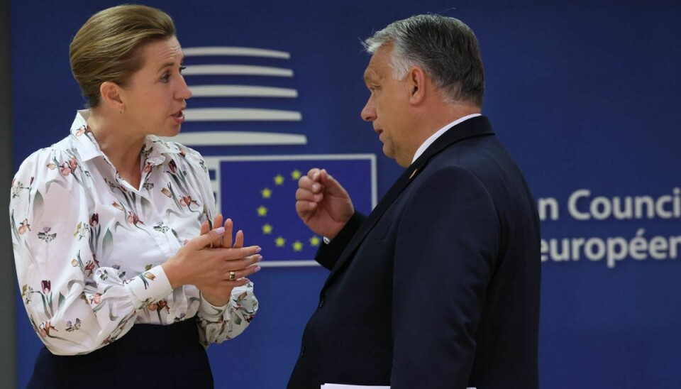 Statsminister Mette Frederiksen (S) ses her med Ungarns premierminister, Viktor Orban, til EU-topmøde i Bruxelles.