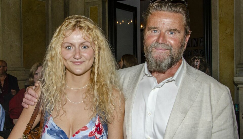 Far og datter, Peter Gantzler og Rosa Gantzler, så frem til at opleve Xenia Lach-Nielsen i rollen som dronning Margrethe i Det Kongelige Teater. Far og datter, Peter Gantzler og Rosa Gantzler, så frem til at opleve Xenia Lach-Nielsen i rollen som dronning Margrethe i Det Kongelige Teater.