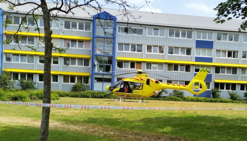 En lægehelikopter er ankommet til stedet. En lægehelikopter er ankommet til stedet.