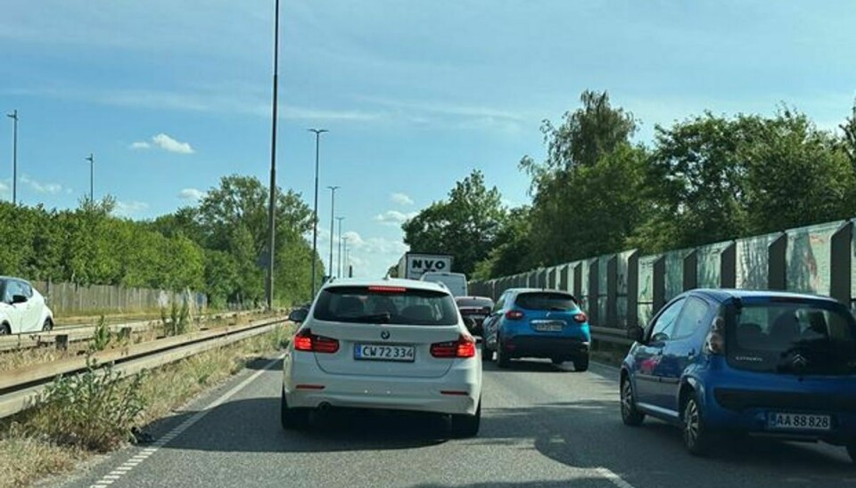 Her ved Ballerup vest for København er der prop i myldretidstrafikken på grund af et uheld.