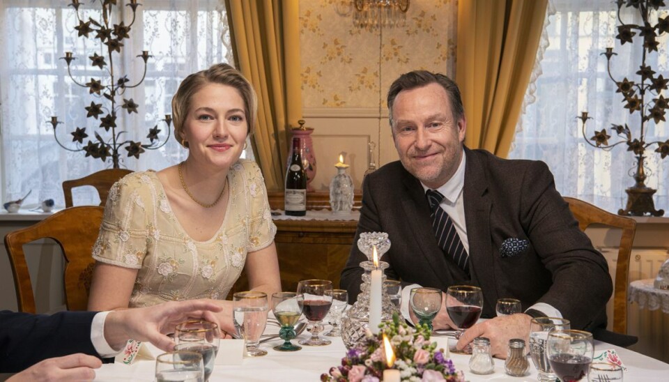 Så smukt præsenterer Frederikke Legaard og Adam Price deres næste afsnit om ’Berømte Måltider’ på DRTV. Det skal handle om ’Matador’. Så smukt præsenterer Frederikke Legaard og Adam Price deres næste afsnit om ’Berømte Måltider’ på DRTV. Det skal handle om ’Matador’.