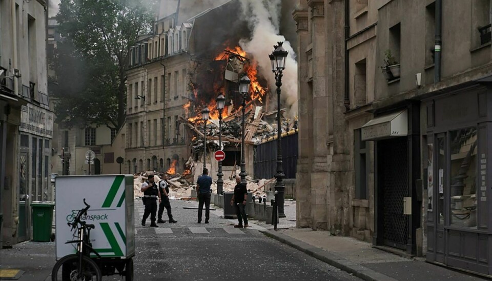 Røg stiger op fra ødelagte bygninger på Place Alphonse-Laveran i det centrale Paris, der onsdag er blevet ramt af en gaseksplosion.