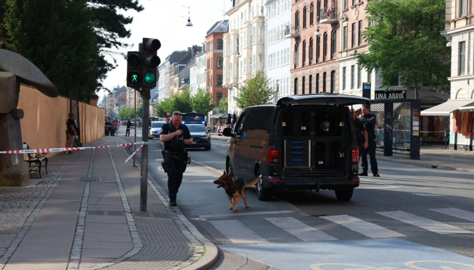 Der er masser af betjente på gerningsstedet. Der er masser af betjente på gerningsstedet.