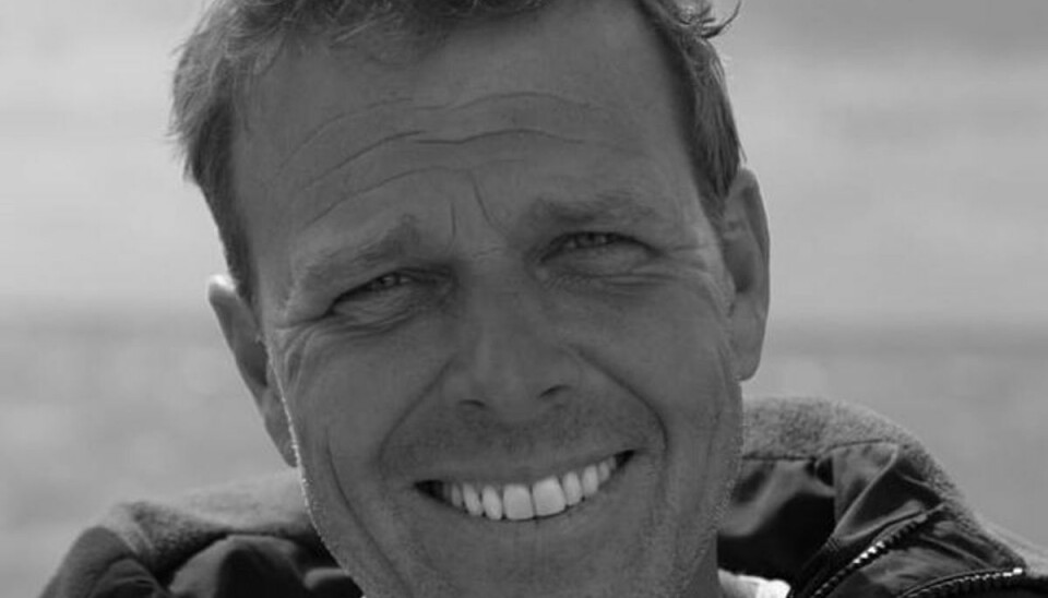 Mikkel Beha Erichsen og hustruen vinker farvel til deres flydende hjem. Mikkel Beha Erichsen og hustruen vinker farvel til deres flydende hjem.