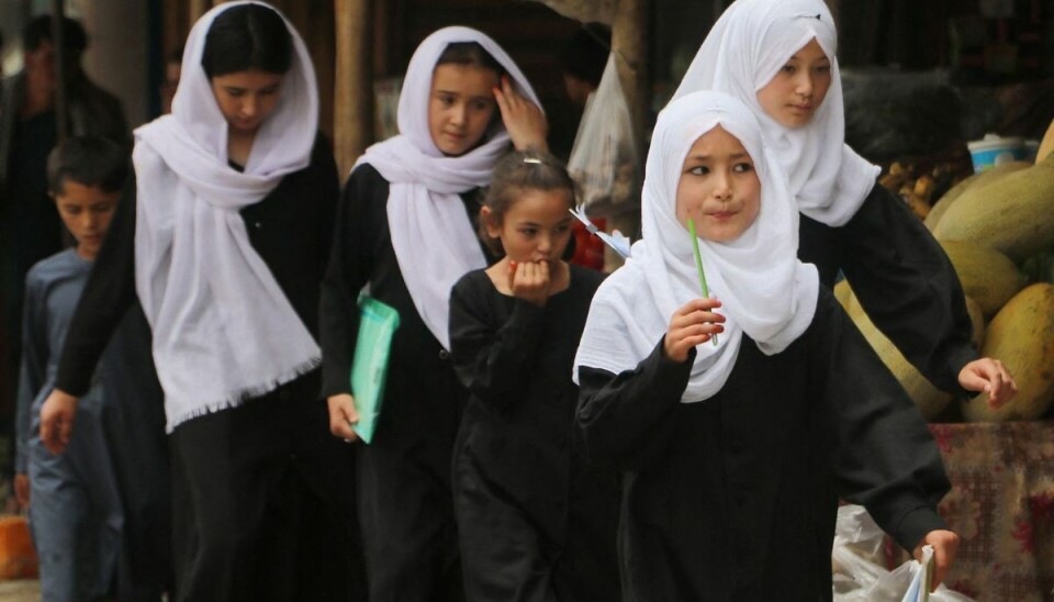 Skønhedssaloner i Afghanistan skal lukke i løbet af en måned. Skønhedssaloner i Afghanistan skal lukke i løbet af en måned.
