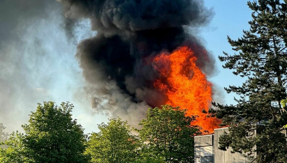 Store flammer står op gennem taget på den nedlagte skole.