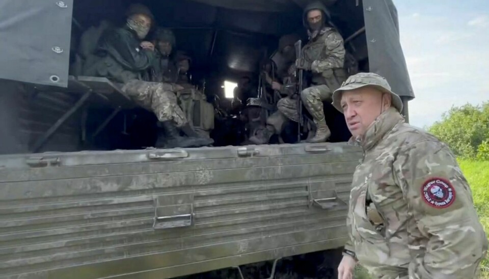 Stifteren af den russiske Wagner-gruppe, Jevgenij Prigozjin, taler med nogle af sine mænd på slagmarken i det østlige Ukraine. Putin vildleder russerne, mener han. (Arkivfoto)