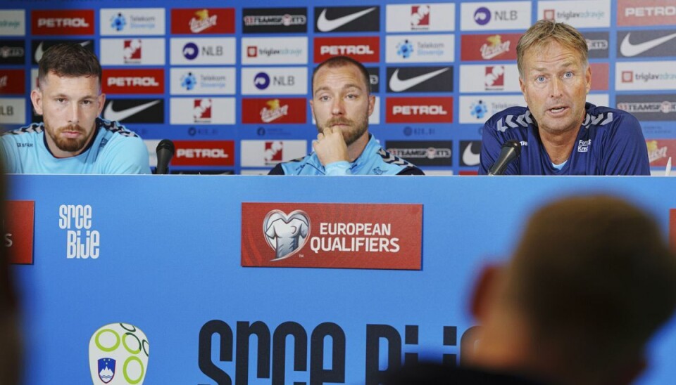 Det danske fodboldlandshold trænede søndag aften på kampstadion i Ljubljana. Forud for træningen deltog Pierre-Emile Højbjerg, Christian Eriksen og Kasper Hjulmand i et pressemøde. Det danske fodboldlandshold trænede søndag aften på kampstadion i Ljubljana. Forud for træningen deltog Pierre-Emile Højbjerg, Christian Eriksen og Kasper Hjulmand i et pressemøde.