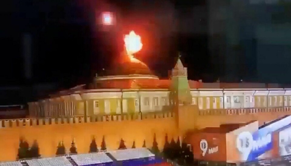 Onsdagens meldinger om dronenedskydning nær den russiske hovedstad kommer efter, at to droner i starten af maj tidligt om morgenen slog ned i Kreml i Moskva, som det kan ses på billedet her.