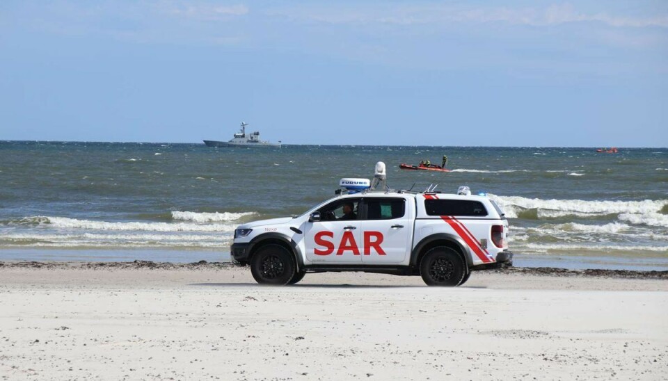 Skibe, både og en helikopter var sat ind i et forsøg på at redde den nødstedte 14-årige dreng.