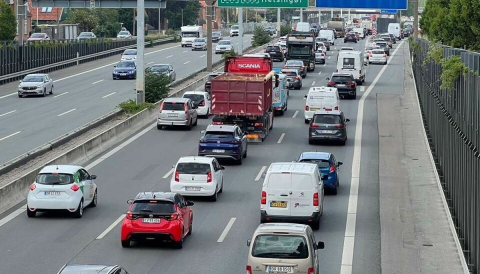 Der er kø på motorvejen. Der er kø på motorvejen.