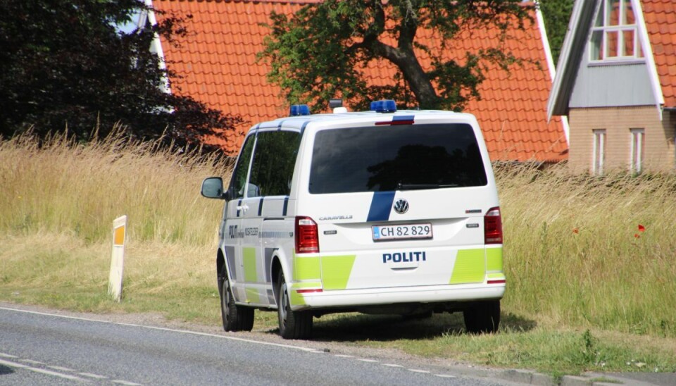 Der er flere betjente og en indsatsleder til stede ved ejendommen. Der er flere betjente og en indsatsleder til stede ved ejendommen.