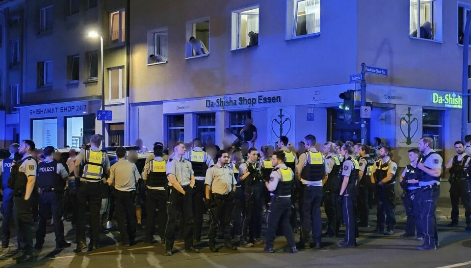Et stort antal betjente i den tyske by Essen holder to grupper adskilt, som fredag aften blev involveret i et omfattende slagsmål, som på kort tid kom til at involvere hundredvis af mennesker.