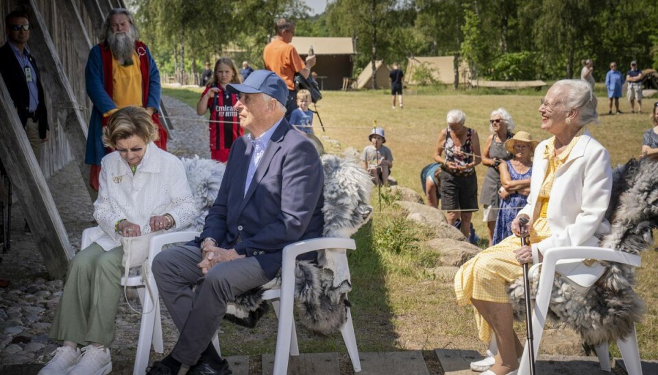 Kong Harald og dronning Sonja ses her under den private udflugt til Sagnlandet Lejre nær Roskilde, lørdag. Kong Harald og dronning Sonja ses her under den private udflugt til Sagnlandet Lejre nær Roskilde, lørdag.