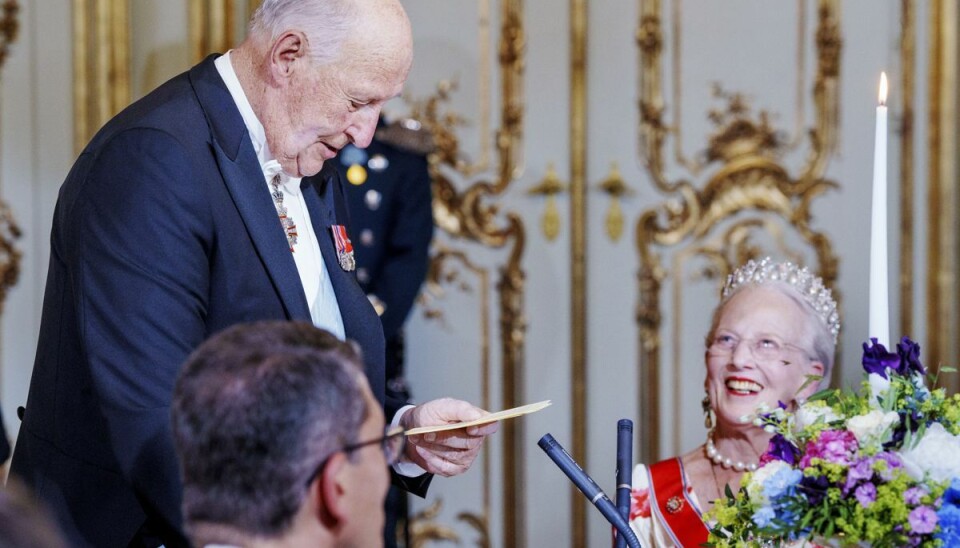 Heller ikke dronning Margrethe kunne holde grinet tilbage, da den norske konge holdt sin tale ved festmiddagen torsdag aften. Heller ikke dronning Margrethe kunne holde grinet tilbage, da den norske konge holdt sin tale ved festmiddagen torsdag aften.