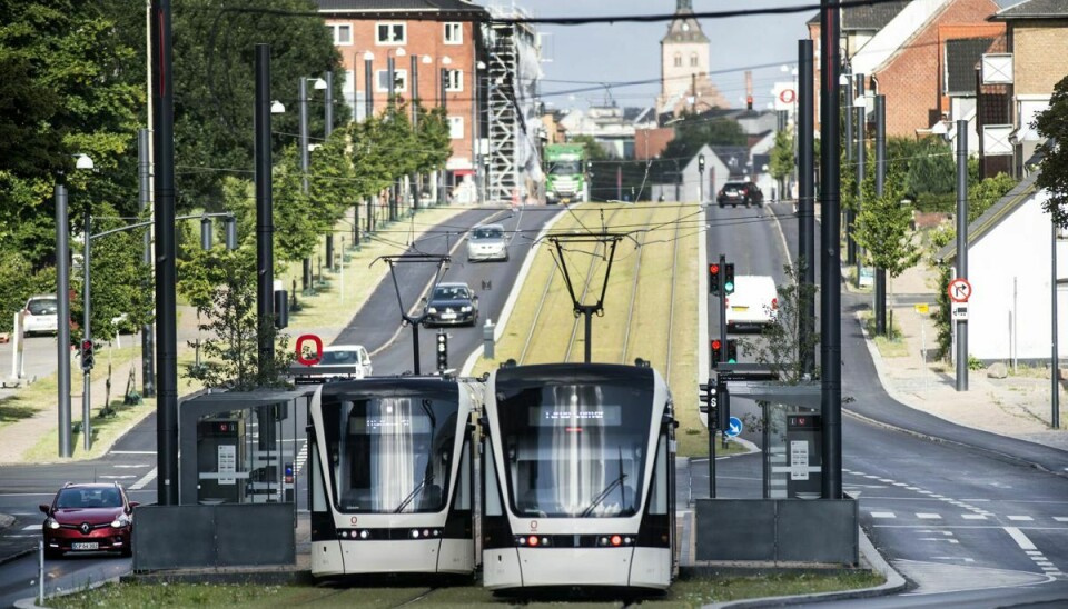 Der er konstateret alvorlige fejl på strømkabler flere steder på Odense Letbane. Det betyder, at kørsel mellem en del af stationerne indstilles i en periode, men der er ingen tidshorisont for, hvornår det virker igen. (Arkivfoto).