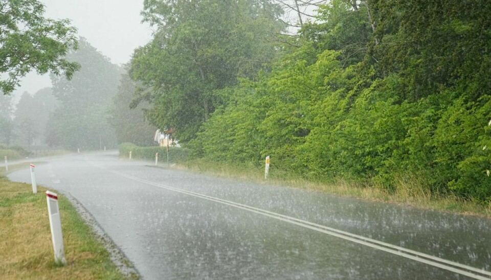 I Dåstrup på Midtsjælland kunne borgere mærke regnen, da en regnbyge skyllede indover byen lørdag eftermiddag.