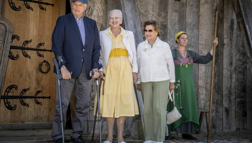 Dronning Margrethe ses her sammen med kong Harald og dronning Sonja under besøget i Sagnlandet Lejre lørdag.