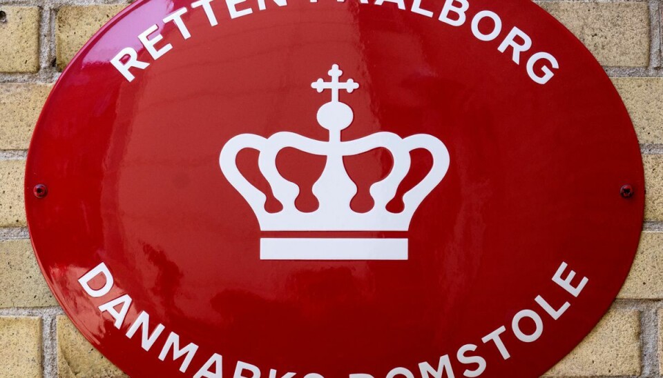 Bomberyddere er ankommet. De skal undersøge og fjerne genstanden. Bomberyddere er ankommet. De skal undersøge og fjerne genstanden.