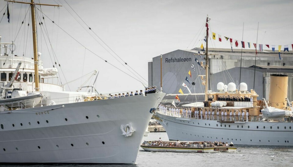 Her sejler det norske kongeskib 'Norge' forbi det danske kongeskib 'Dannebrog' ved Toldbolden i Københavns Havn torsdag formiddag. Det er sjældent, de to kongeskibe mødes. Det norske er til venstre, det danske til højre.