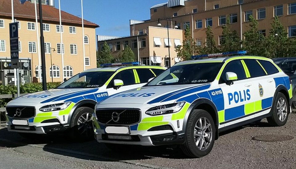 Svensk politi undersøger en ulykke, hvor en bil er ramt ind i en stor gruppe cyklister. (Modelfoto)