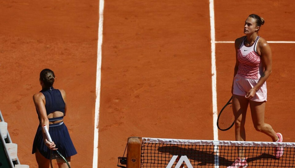 Marta Kostyuk (til venstre) ville ikke give hånd efter nederlag i French Open.
