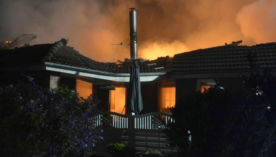 En villa i Hirtshals er ubeboelig eftersom en brand har ædt størstedelen af hjemmet op.