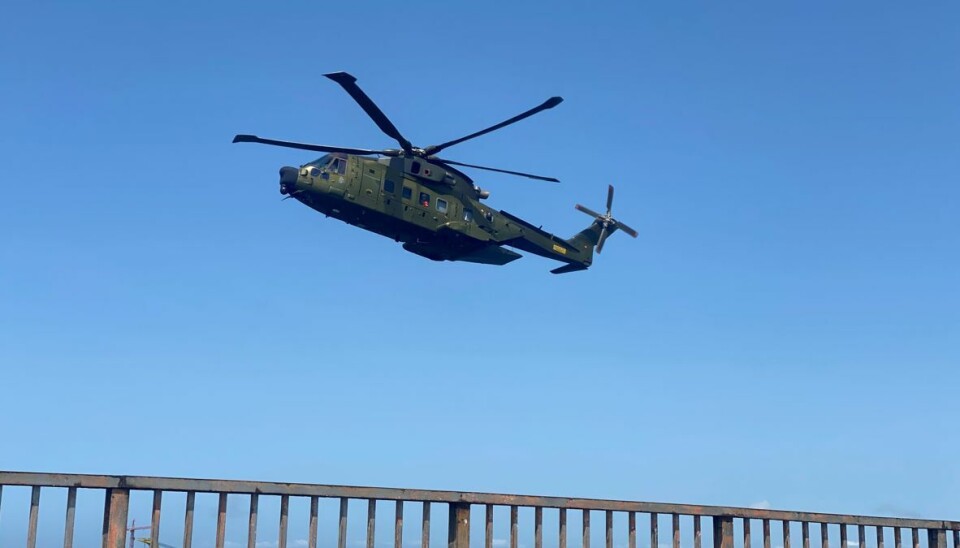 En helikopter er på stedet. En helikopter er på stedet.