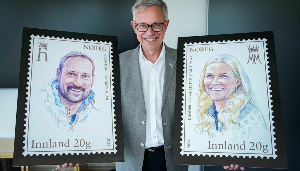 Frimærkedirektør Halvor Fasting viser her de nye frimærker af kronprins Haakon og kronprinsesse Mette-Marit.